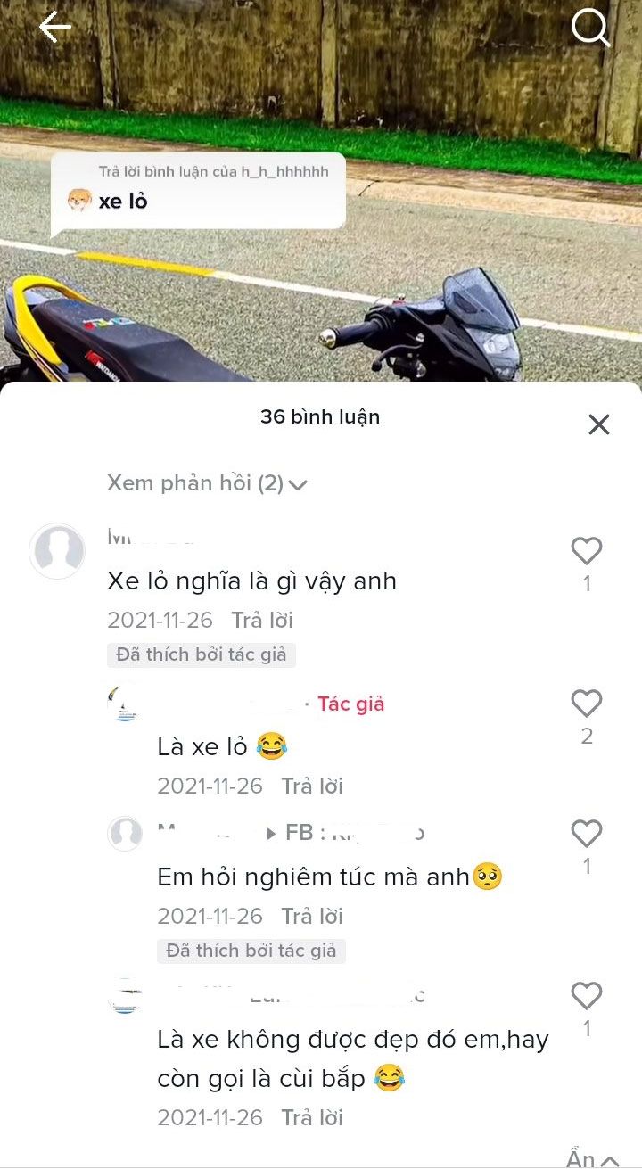 Cặp đôi đang ngồi trên ghế với nụ cười
