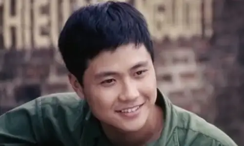 Diễn viên Thanh Sơn trên poster phim điện ảnh "Mùi cỏ cháy"