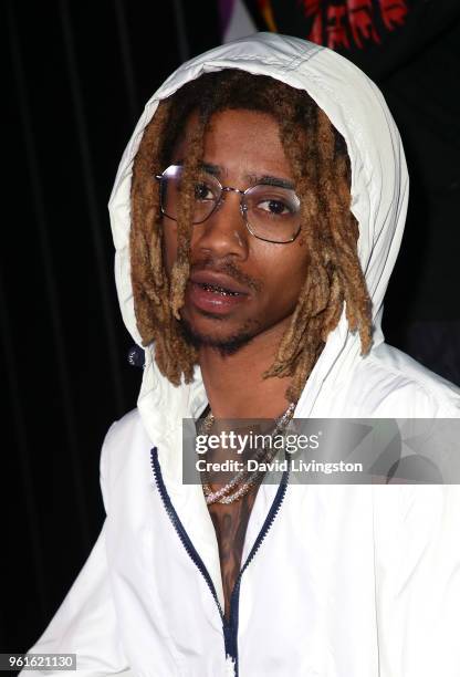 Hình ảnh một rapper tại sự kiện âm nhạc, thể hiện phong cách streetwear năng động và cá tính trong giới hiphop