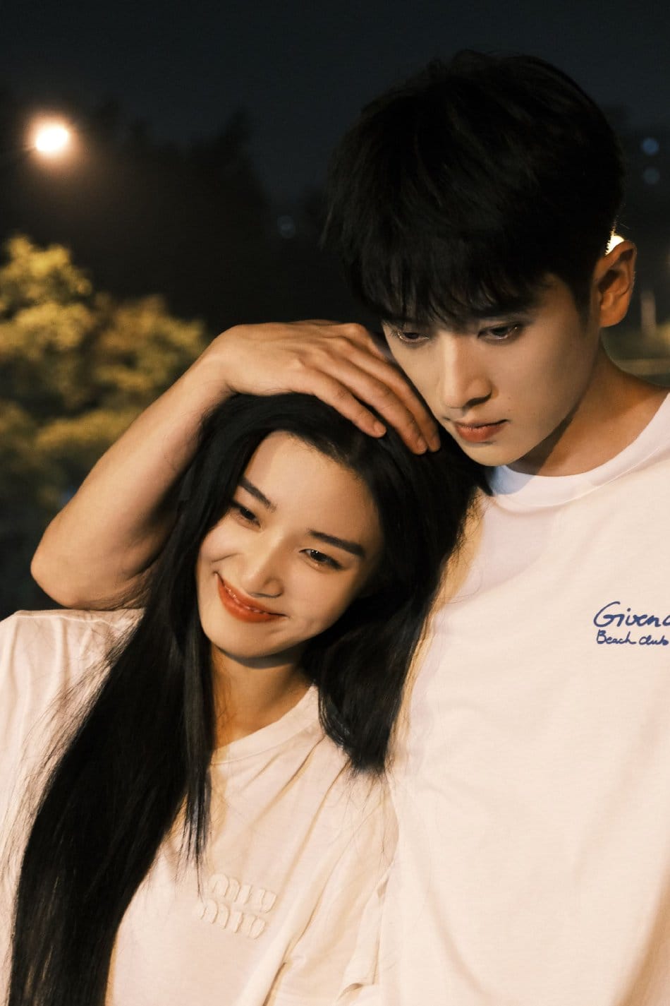 Thừa Lỗi và Lư Dục Hiểu trong cảnh phim gây sốt của Vân Chi Vũ