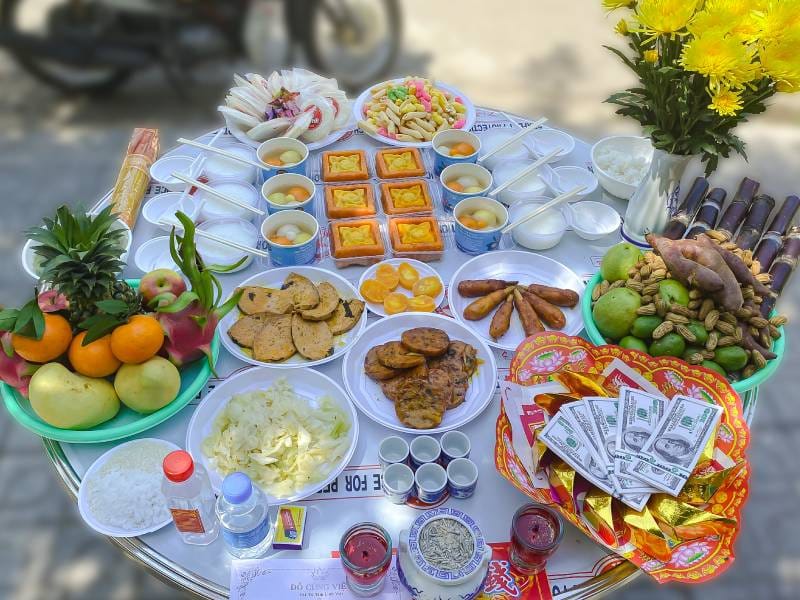 Mâm cúng cô hồn ngày 16 với các lễ vật truyền thống như hoa quả, bánh kẹo, gạo muối và nhang đèn