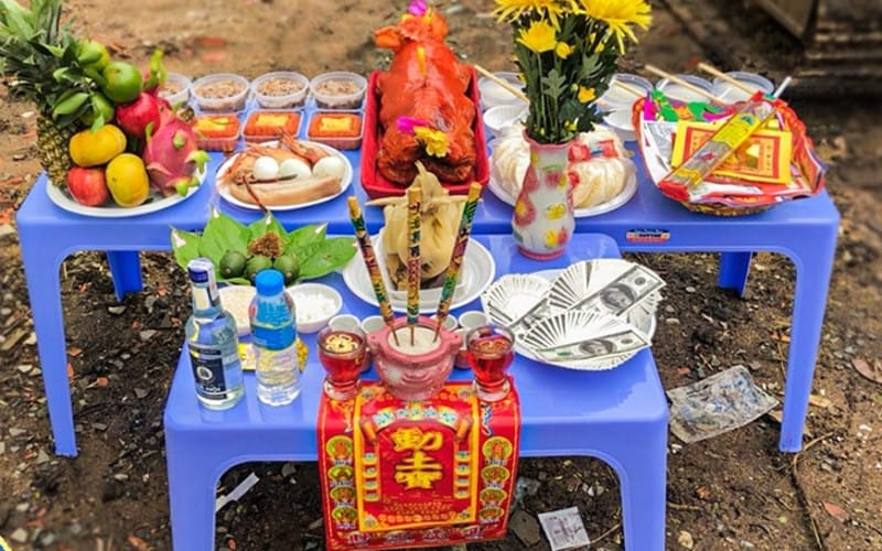 Mâm cúng tạ lễ truyền thống với đầy đủ hương, hoa, quả, xôi và gà luộc, thể hiện lòng thành kính khi thực hiện văn khấn tạ lễ tại đền.