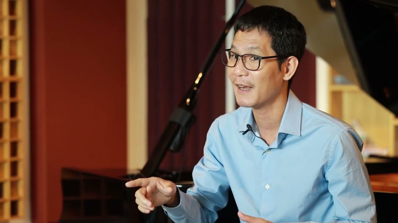 Nhạc sĩ Hoài Sa với vẻ ngoài trầm tư, biểu tượng cho người đứng sau thành công âm nhạc Việt