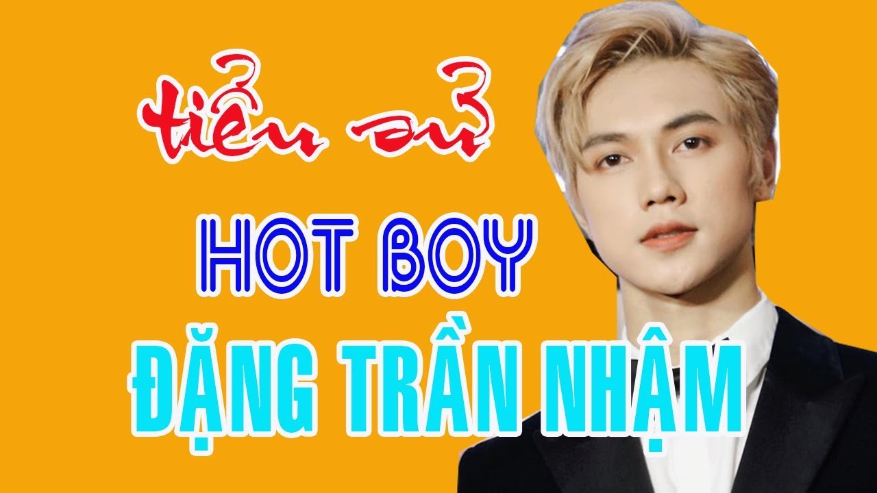 Đặng Trần Nhậm tươi tắn bên các đồng nghiệp nữ