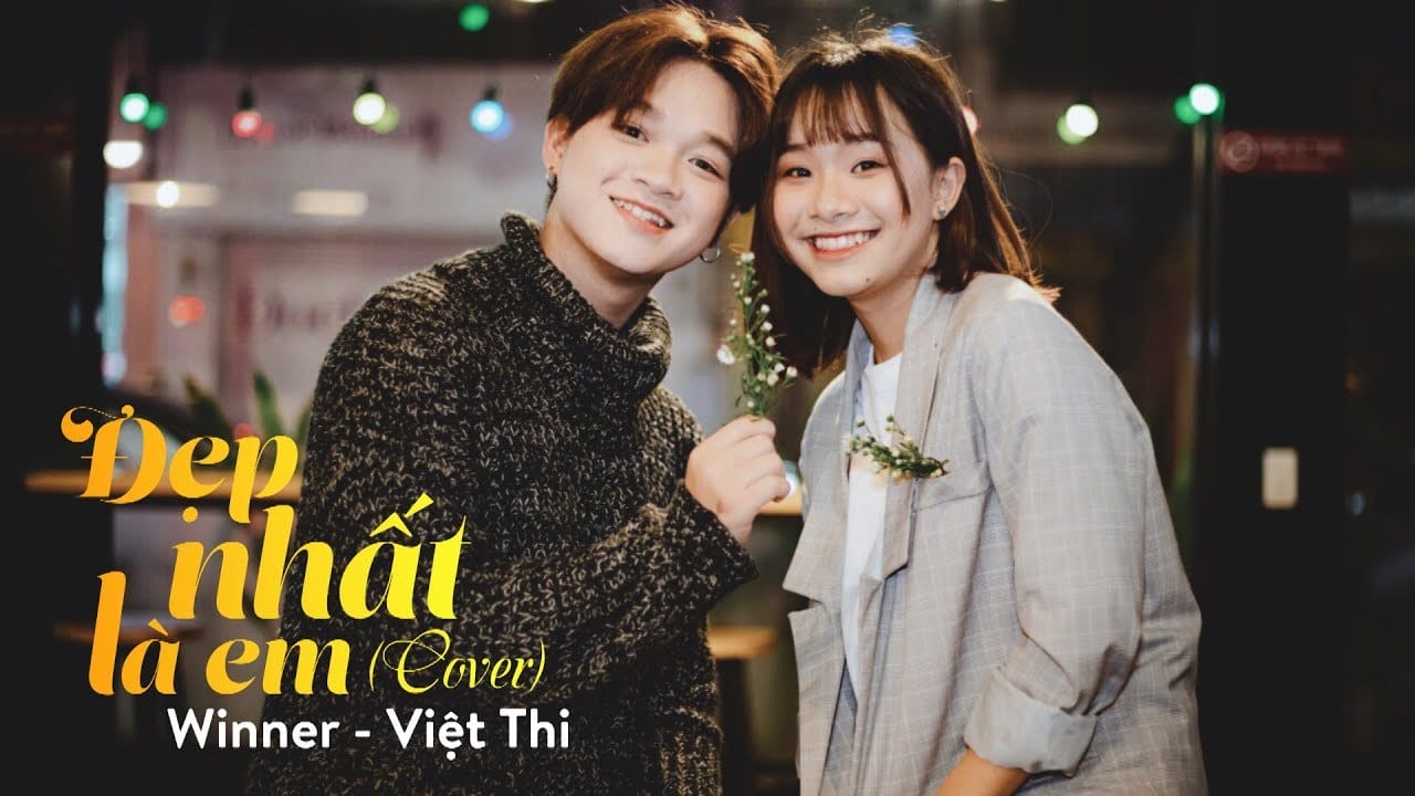 Ca sĩ Việt Thi P336 biểu diễn trên sân khấu cùng các thành viên của P336 Band