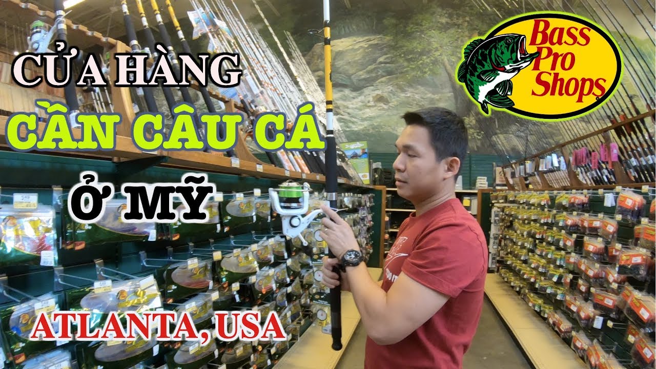 Người đàn ông đang câu cá trên cầu vào buổi chiều