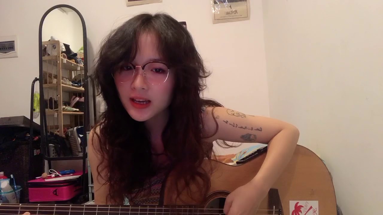 Nữ vlogger và ca sĩ Lena với phong thái tự tin, mái tóc ngắn cá tính