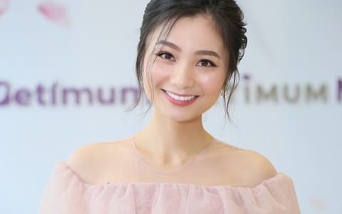 Diễn viên Diệu Hương rạng rỡ với nụ cười tươi tắn trong một sự kiện