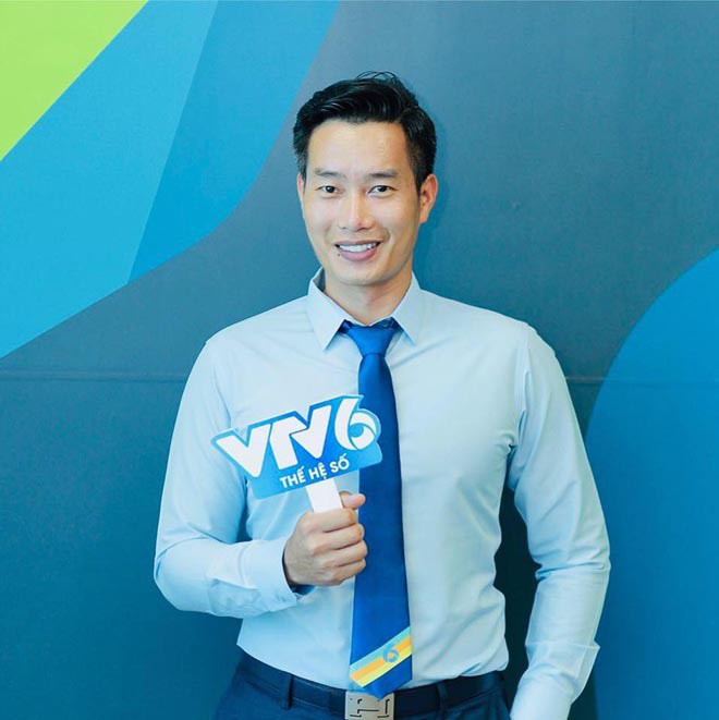 MC Thanh Tùng chụp ảnh cùng đồng nghiệp nữ tại một sự kiện