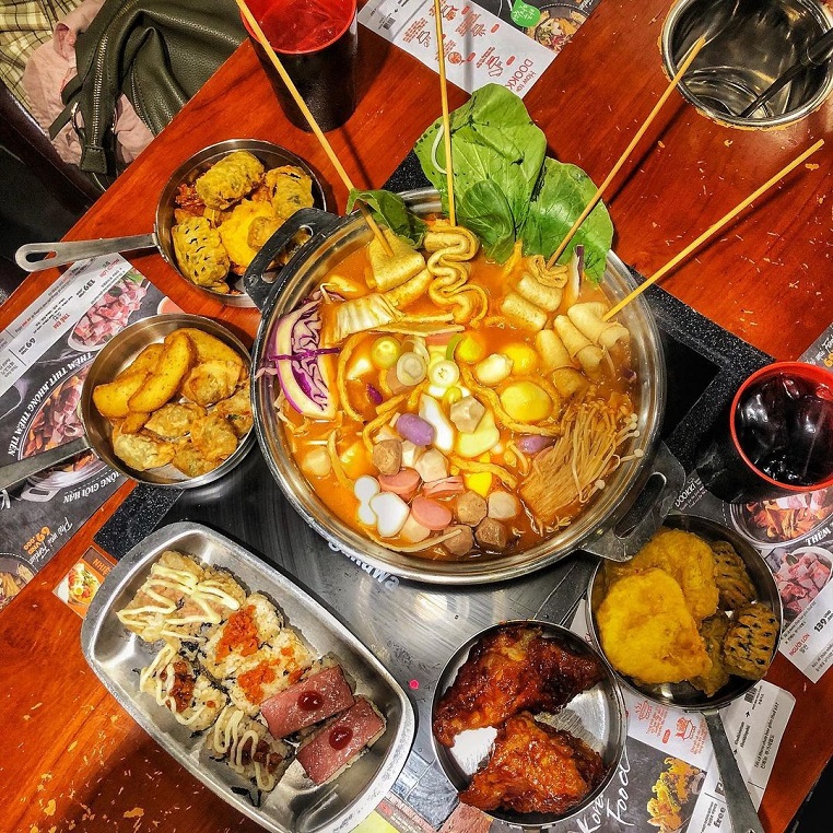 Bàn tiệc lẩu Tokbokki và các món ăn kèm hấp dẫn tại Kimbap City, một lựa chọn tuyệt vời cho nhóm bạn ở TPHCM