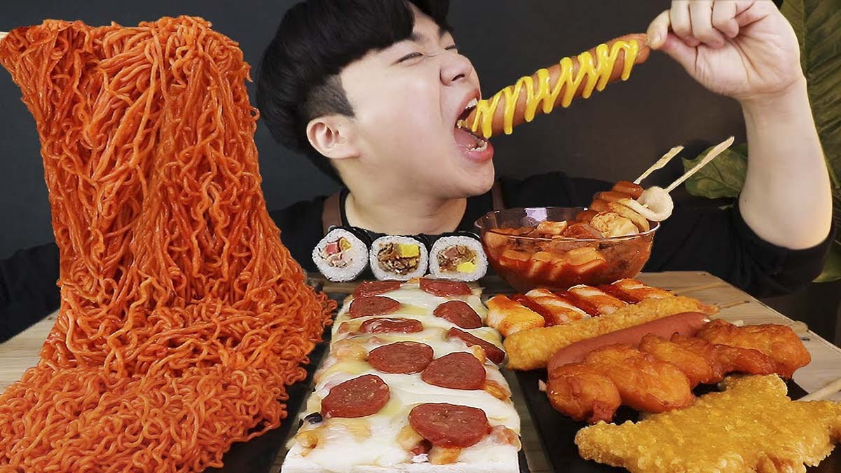 Một cô gái đang ăn mì gói mukbang trong video