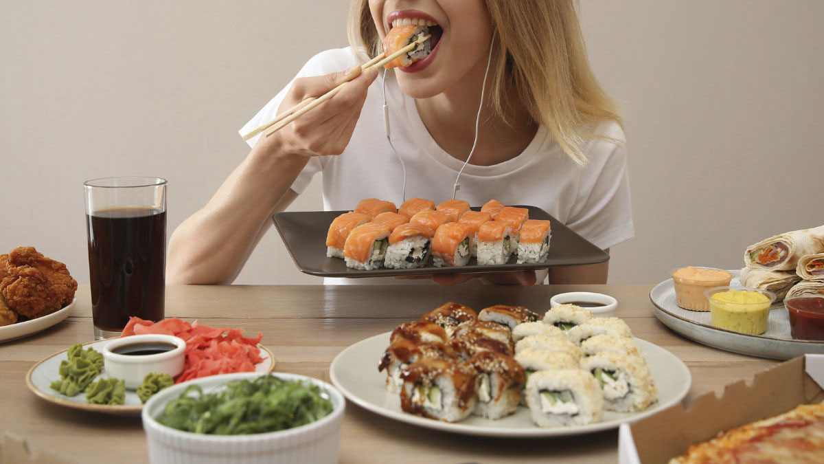 Mukbanger đang ăn một đĩa mì lớn với biểu cảm thích thú