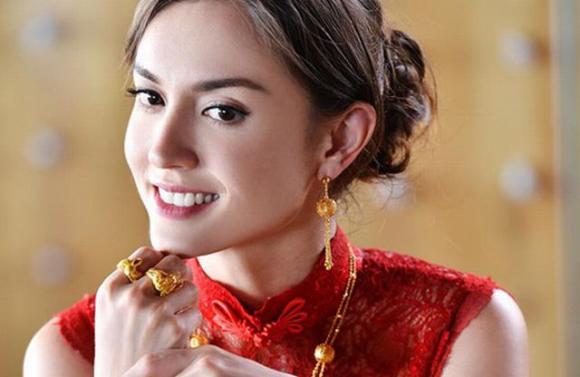 Liêu Bích Lệ trong bộ trang phục lộng lẫy, đầy thu hút