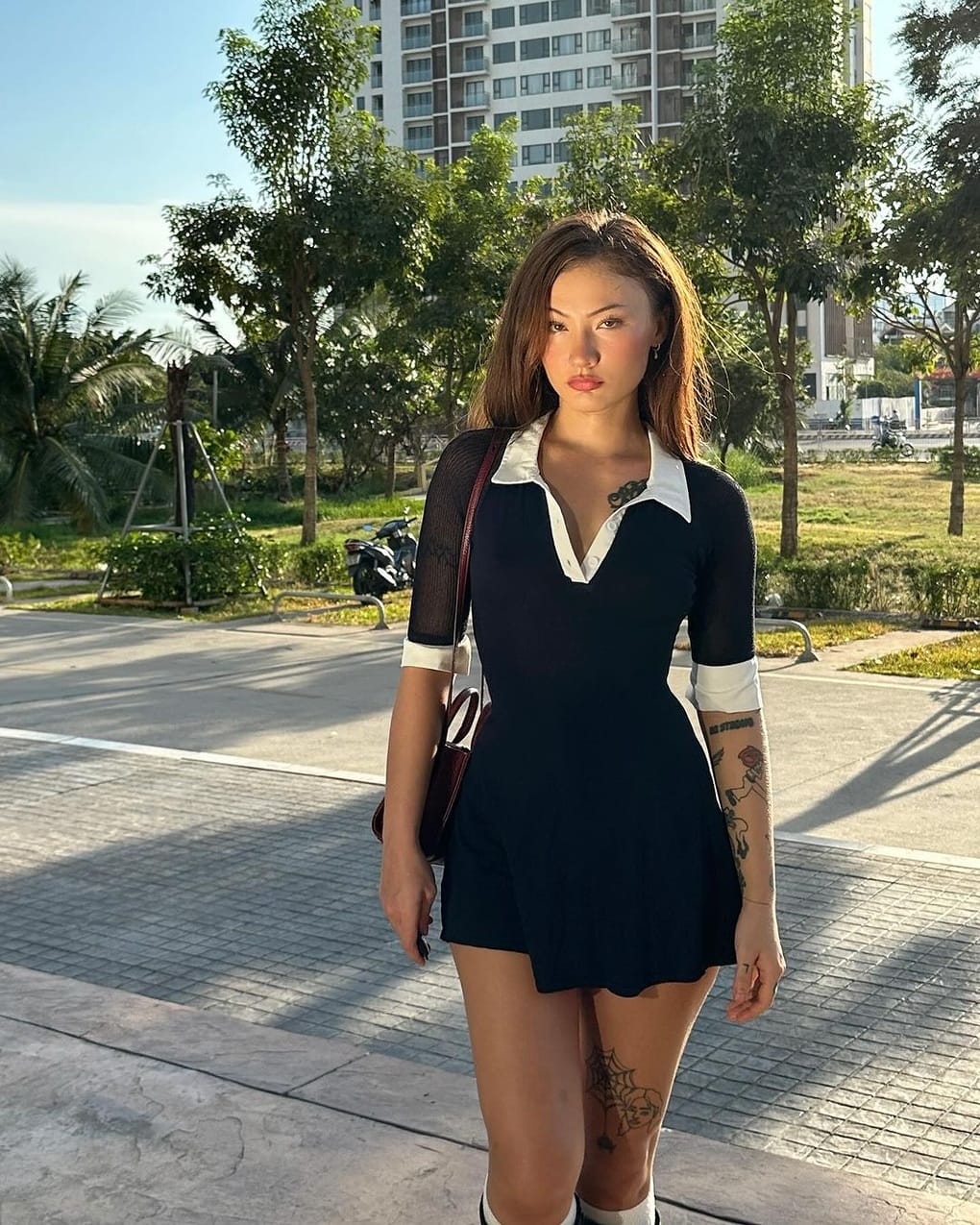 Chân dung nghệ sĩ Naomi với vẻ đẹp lai cuốn hút, đại diện cho thế hệ trẻ với đam mê âm nhạc rock và cá tính mạnh mẽ