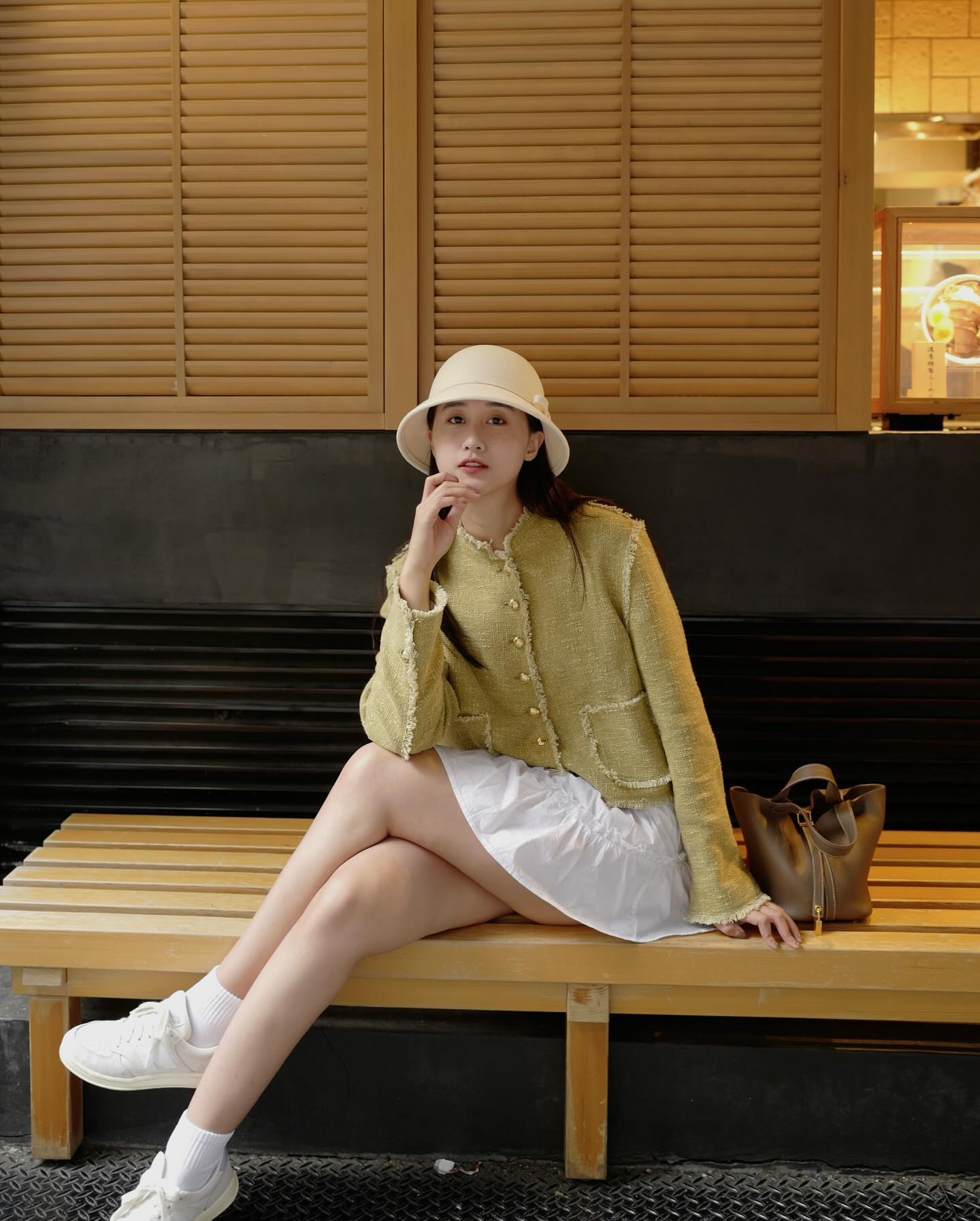 Nga Anh khoe nhan sắc xinh đẹp và phong cách thời trang thanh lịch tại Hà Nội