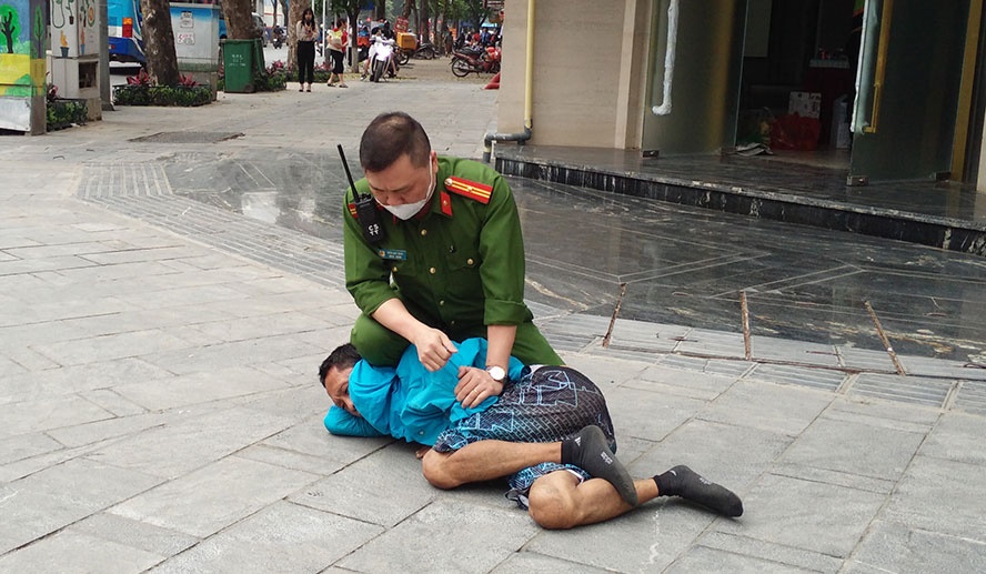 Người đàn ông với ánh mắt lờ đờ, khuôn mặt ngơ ngác thể hiện trạng thái ngáo trong giao tiếp