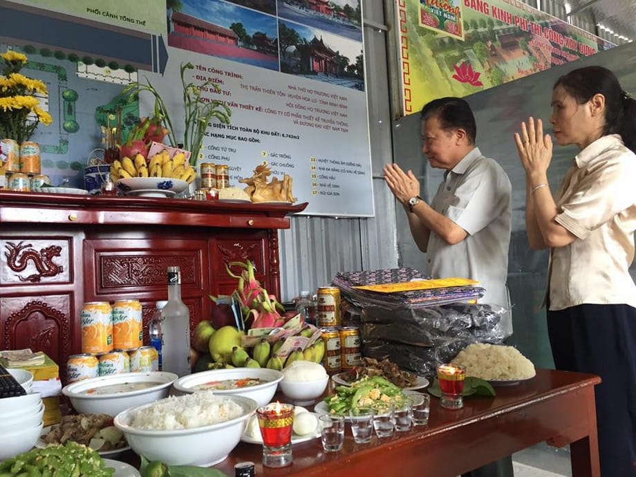 Nghi thức chuẩn bị mâm cúng văn khấn rằm tháng 7 tại nhà thờ họ với các lễ vật trang nghiêm.