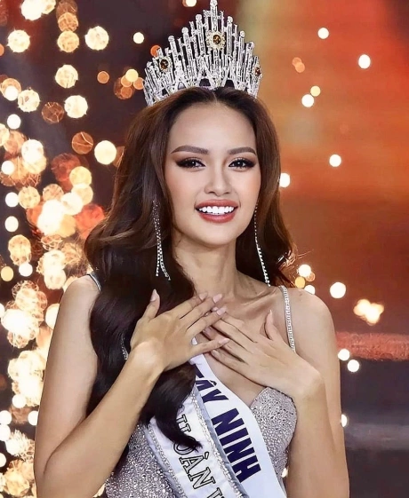 Ngọc Châu trong trang phục trình diễn trên sàn catwalk Miss Supranational