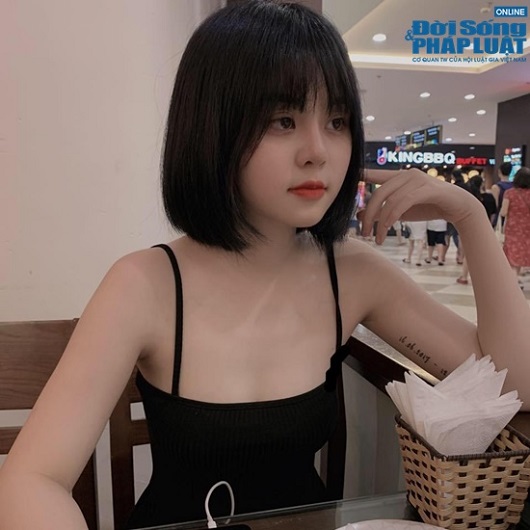 Ngọc Éng trong trang phục đời thường, toát lên vẻ đẹp trong trẻo, đáng yêu như búp bê sống, thu hút triệu fan trên TikTok.
