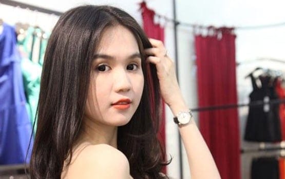 Ngọc Trinh trong bộ trang phục lộng lẫy, thể hiện phong thái đẳng cấp