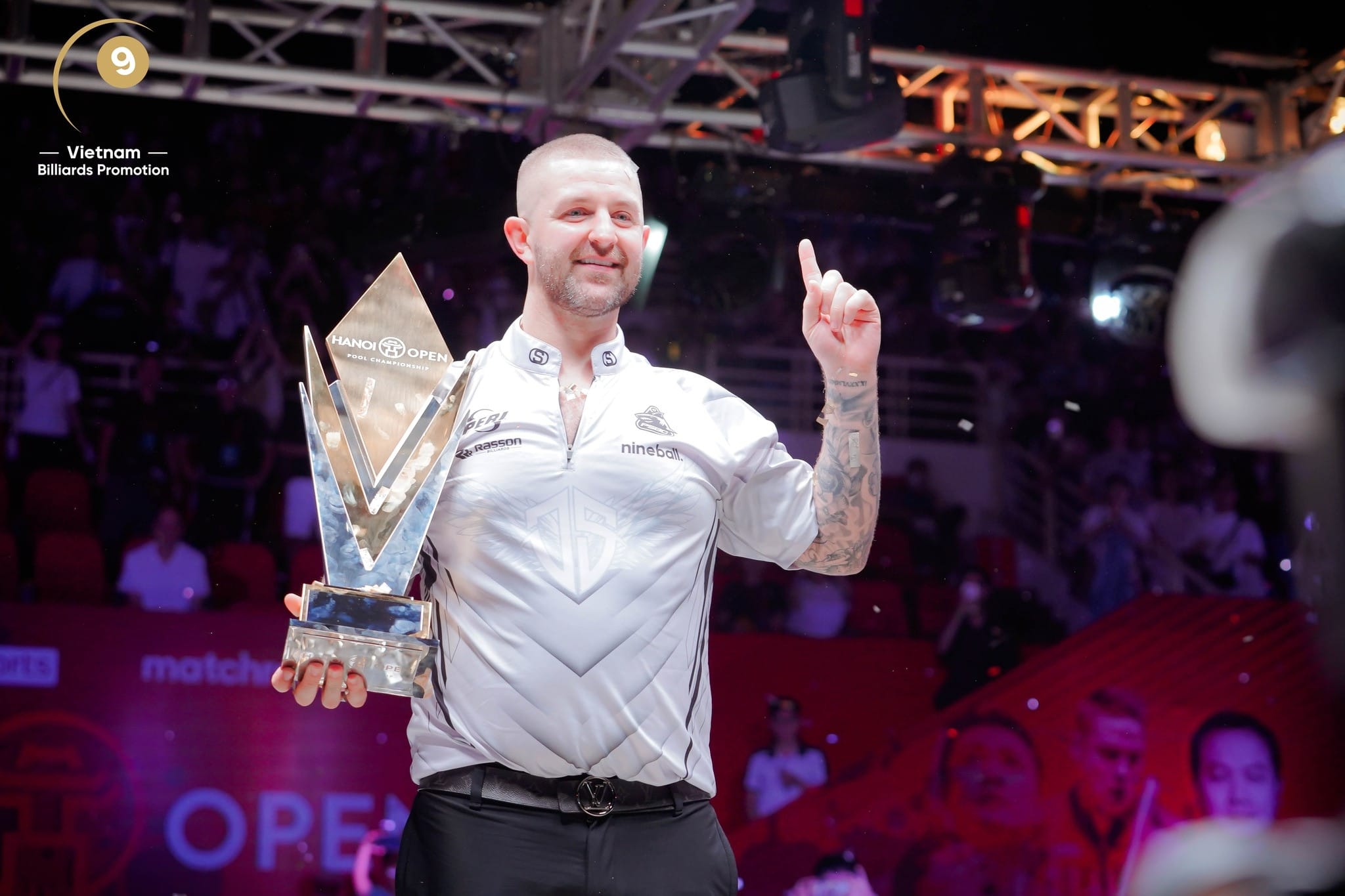 Jayson Shaw ăn mừng chiến thắng lịch sử tại Hanoi Open Pool Championship bên cạnh đối thủ Albin Ouschan.