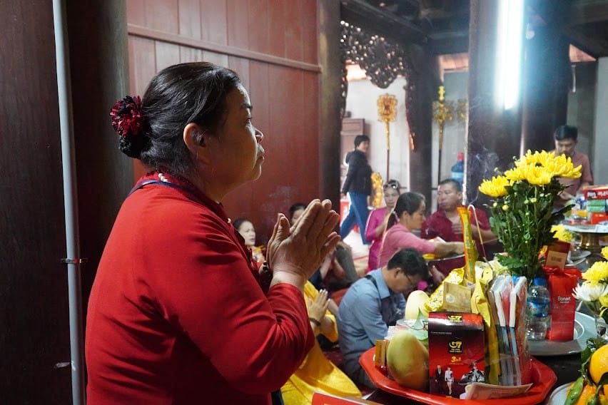 Người dân thực hiện nghi lễ cúng bái tại đền, chuẩn bị mâm lễ vật tạ ơn sau khi điều cầu nguyện được ứng nghiệm, đúng theo phong tục văn khấn tạ lễ.
