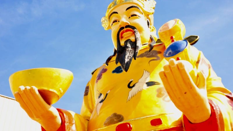 Người đọc văn khấn ngày vía thần tài trước bàn thờ gia tiên, thể hiện lòng thành kính