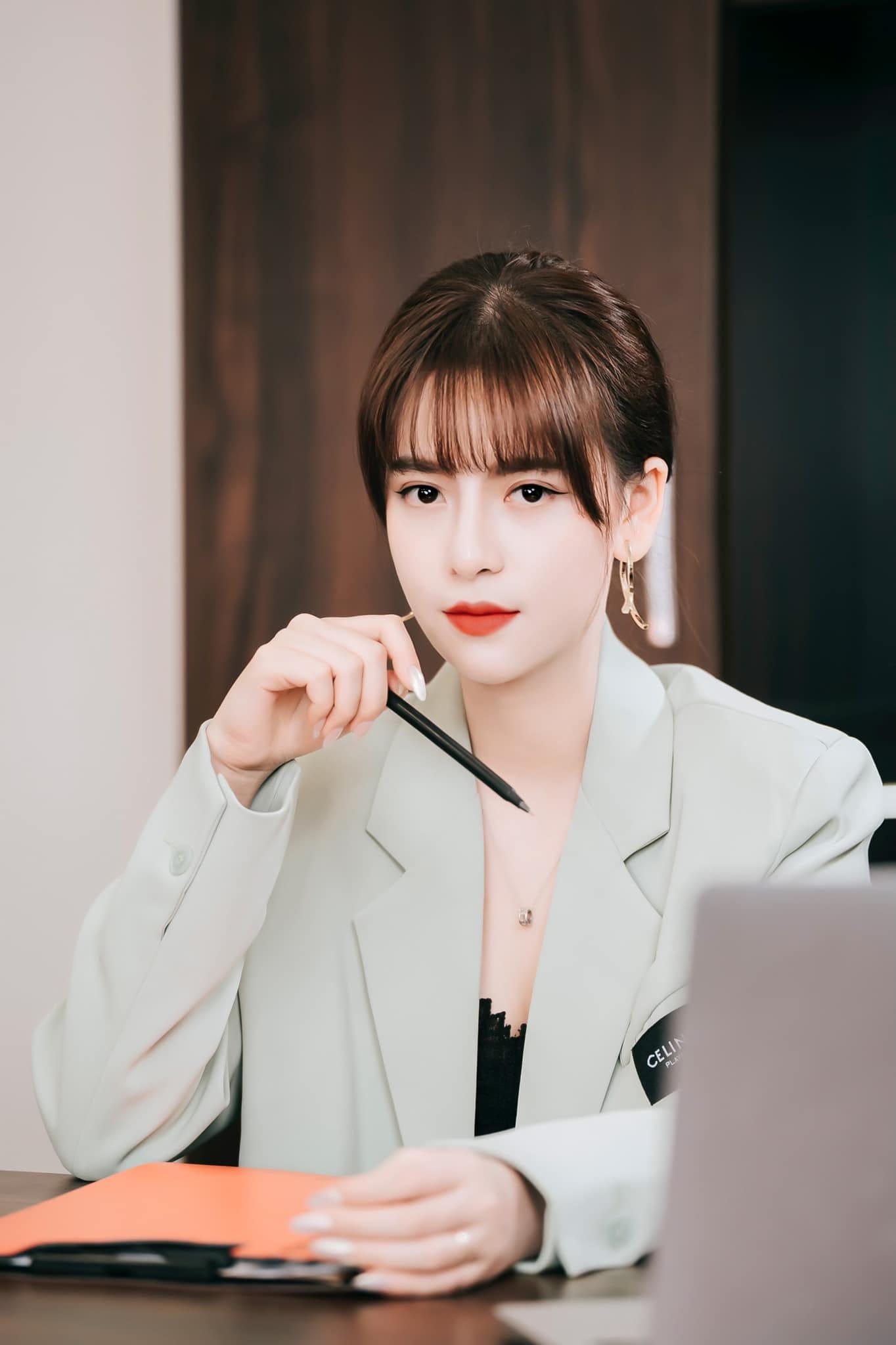 Nguyễn Hoàng Mai Ly trong một buổi chụp hình quảng bá thương hiệu cá nhân