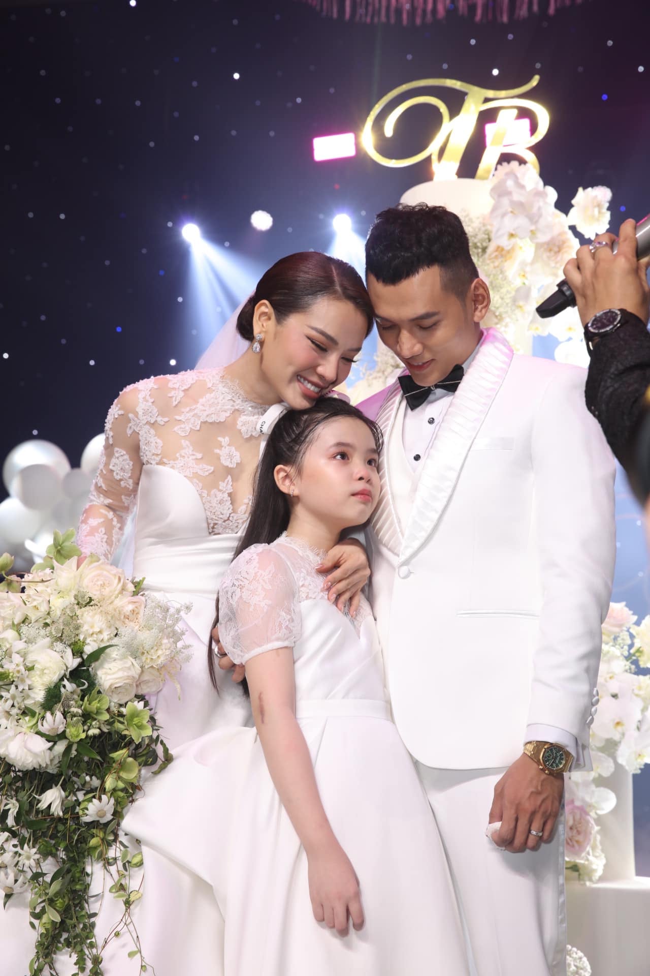 Lý Bình và Phương Trinh Jolie tạo dáng tình tứ trong MV ca nhạc