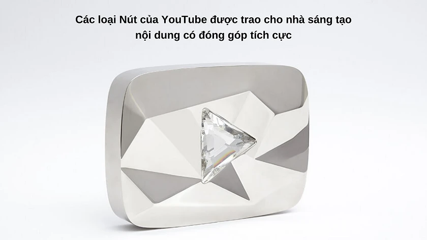 Biểu tượng các nút giải thưởng YouTube bao gồm nút Bạc, Vàng và Kim Cương.