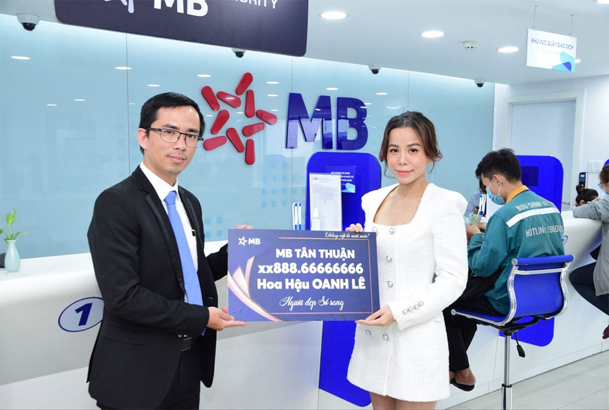 Oanh Lê tươi cười rạng rỡ, với vương miện trên đầu