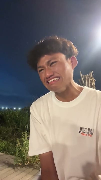 Cô gái trẻ biểu cảm thoải mái với cụm từ Kìn chá nà phổ biến trên mạng xã hội