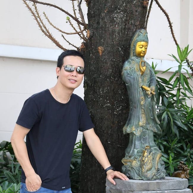 Hoàng Nguyên Vũ chân dung với trang phục lịch sự trong bối cảnh truyền thông