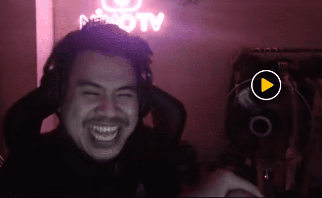 Streamer Mimosa vui tính với nụ cười thân thiện trong buổi phát sóng