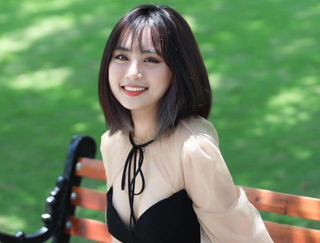 Minh Nghi tươi tắn trên trường quay giải đấu Esports