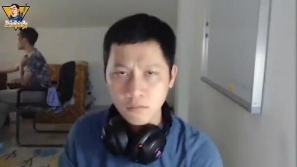 Thầy Giáo Ba trên sóng livestream, thể hiện sự hài hước và gần gũi