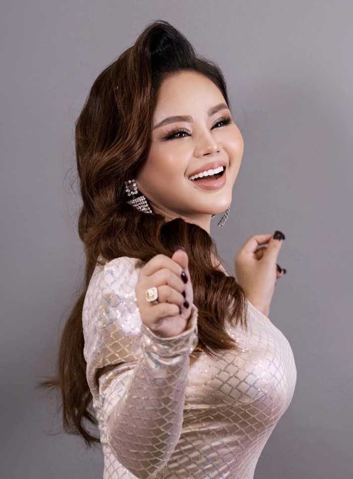 Lê Giang thời trẻ với vẻ đẹp tự nhiên và sự nghiệp cải lương đang thăng hoa