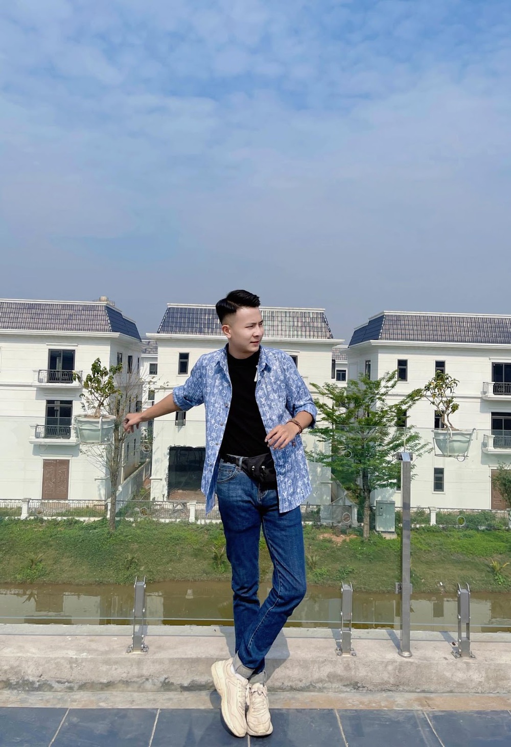 Diễn viên Quốc Tuấn Rika trong một cảnh quay kịch tính