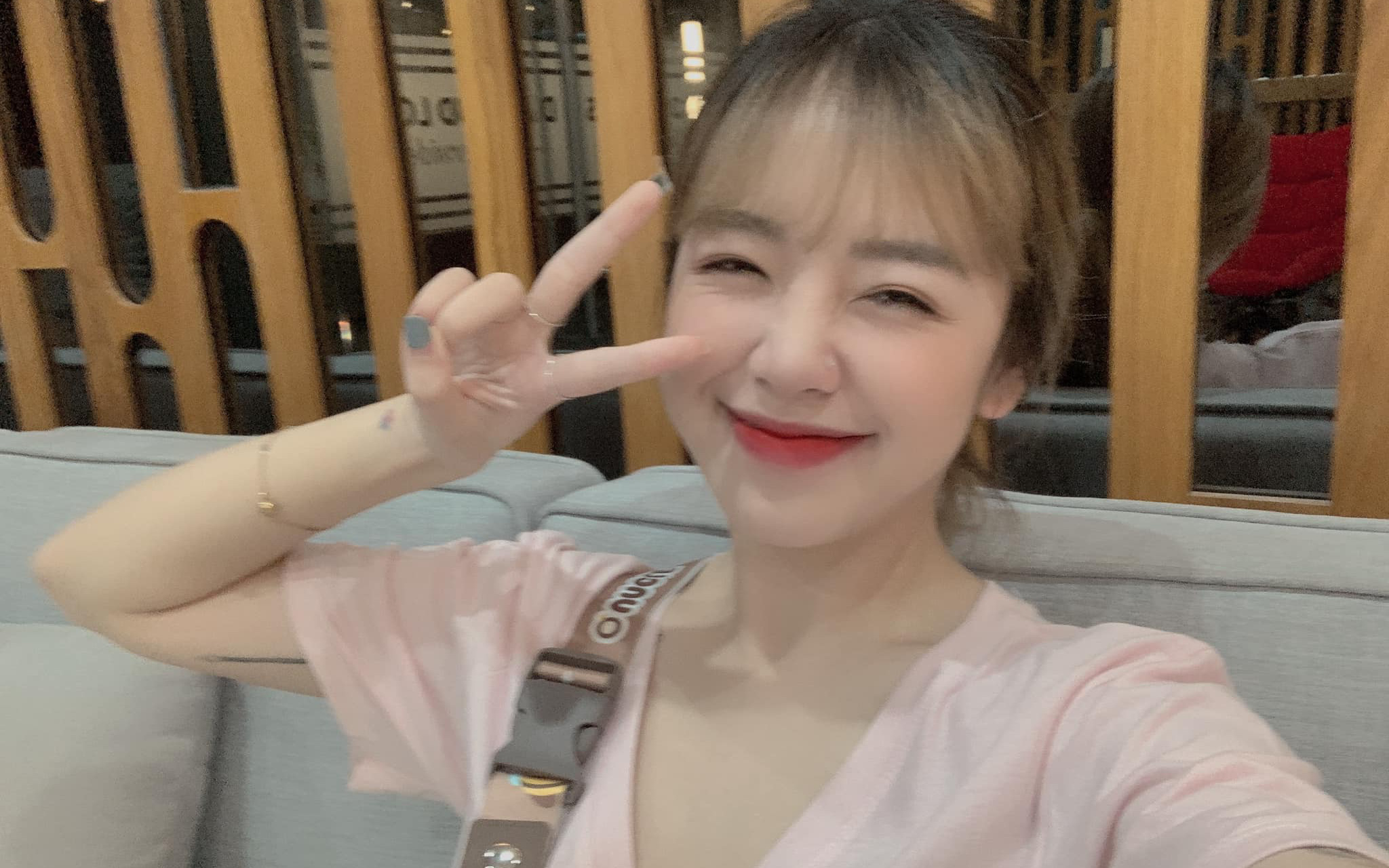 Hoàng Thu Hường trong khoảnh khắc đời thường, thể hiện sự năng động của một streamer Gen Z.