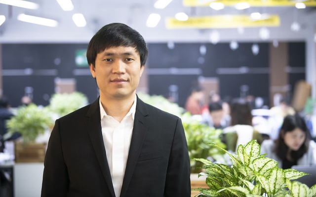 Hình ảnh Phùng Anh Tuấn đang ngồi làm việc hoặc trong một cuộc họp, toát lên vẻ nghiêm túc và tập trung