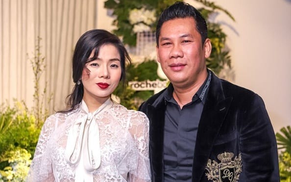 Chân dung đại gia Đức Huy với nụ cười rạng rỡ và phong thái tự tin