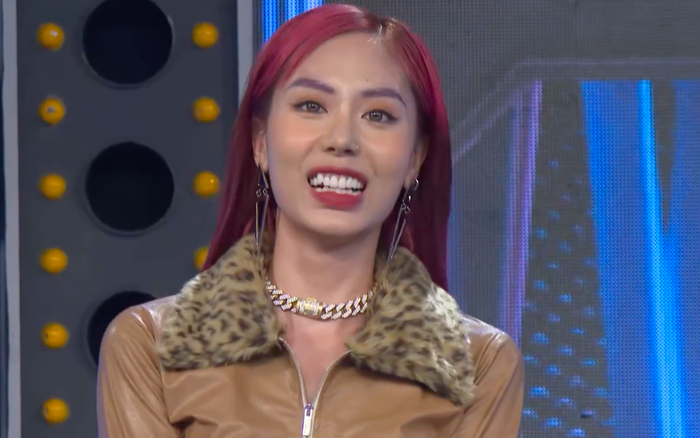 Chân dung Mai Âm Nhạc, nữ rapper và TikToker, đang tạo dáng với trang phục năng động và thần thái tự tin.