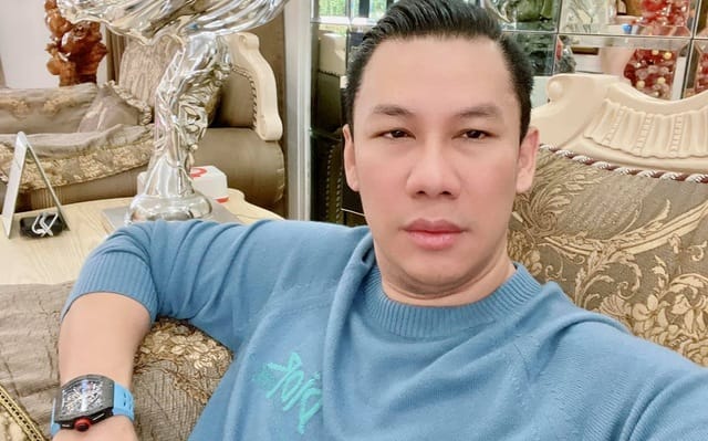 Doanh nhân Đức Huy vui vẻ trò chuyện, là chủ sở hữu phòng trà Không Tên