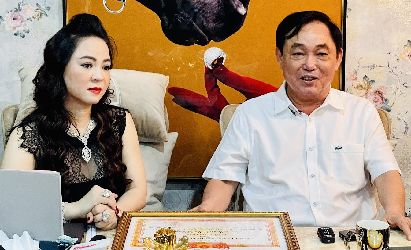 Ông Huỳnh Uy Dũng và bà Nguyễn Phương Hằng chụp ảnh cùng đại diện Đại học Apollos sau lễ trao bằng danh dự