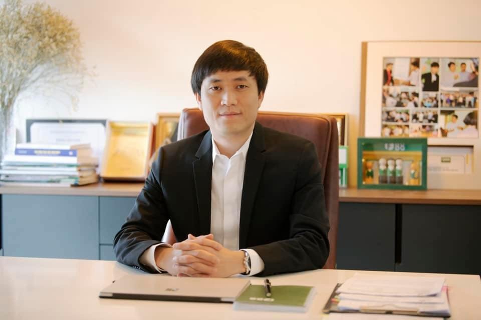 Phùng Anh Tuấn với nụ cười tự tin trong bộ vest lịch lãm, thể hiện vai trò CEO F88