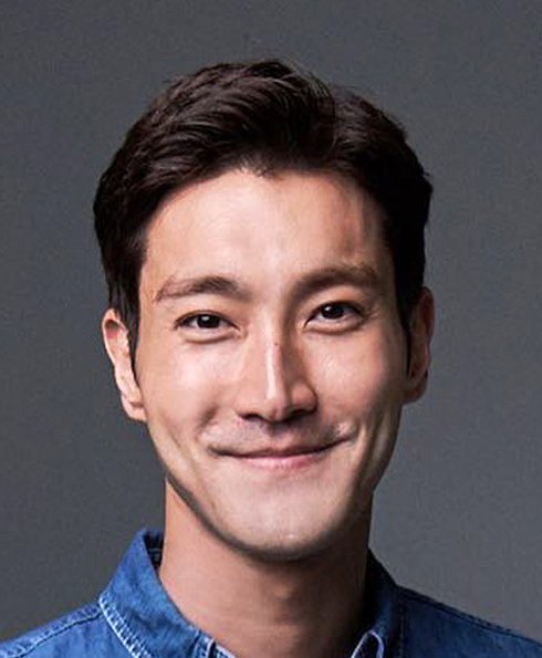 Choi Siwon trong bộ quân phục