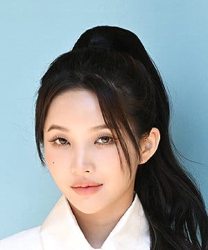 Jeon So-yeon biểu diễn trên sân khấu Produce 101