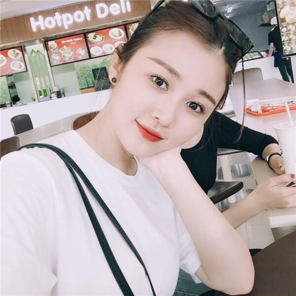 Ribi Sachi với nụ cười rạng rỡ, toát lên vẻ đẹp tự nhiên và sức sống của hot girl nổi tiếng