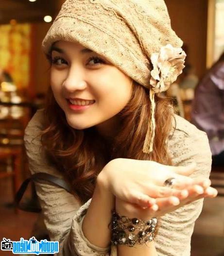 DJ Windy Quyên trong trang phục gợi cảm, thể hiện phong thái tự tin