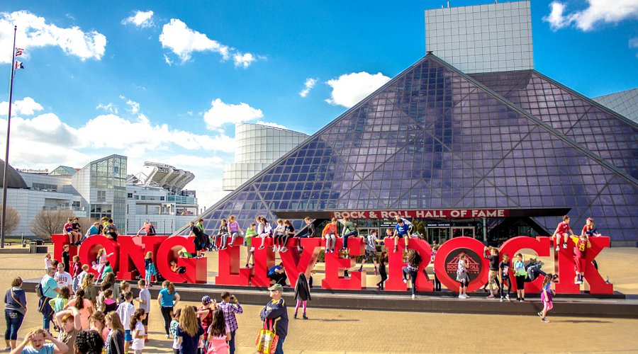 Quảng trường bên ngoài Bảo tàng Rock and Roll Hall of Fame, biểu tượng của nền âm nhạc vĩ đại và ước mơ của nhiều nghệ sĩ như Fame Chí Thành.